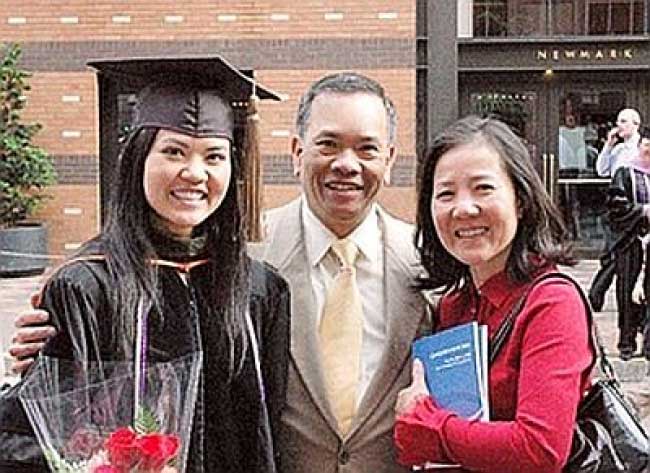 Ông bà Nguyễn Thế Thăng và trưởng nữ, 23 tuổi, vừa tốt nghiệp Tiến sĩ Dược Khoa hạng danh dự tại OHSU (Oregon Health... Science University).