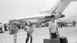 Chiếc máy bay chở thường dân từ Huế di tản vào Nha Trang, 27 tháng Ba, 1975.
