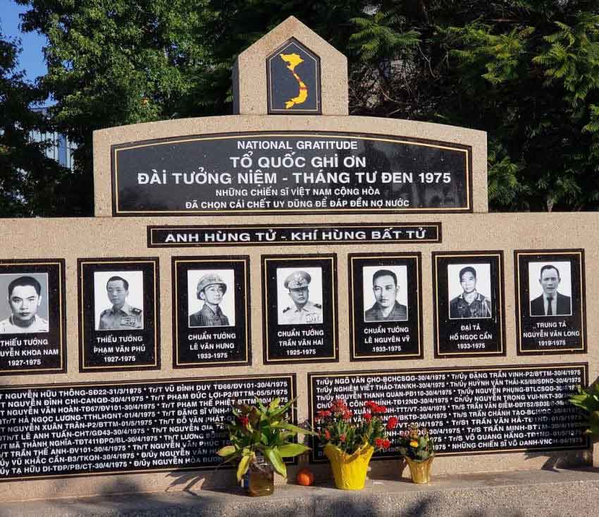 Đài Tưởng Niệm các quân nhân VNCH đã chọn cái chết uy dũng ngày 30 Tháng Tư, 1975 (Hình: Thành phố Westminster, California)