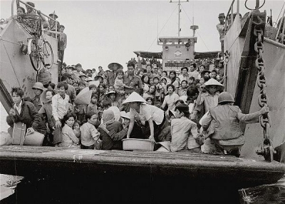 Hình chụp hôm 24/3/1975, tàu Hải quân VNCH chở dân di tản từ Huế cập bến Đà Nẵng. (Photo by Bettmann/CORBIS)