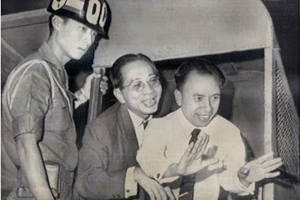 Huỳnh Văn Trọng (giữa) và Vũ Ngọc Nhạ đùa vui sau khi lãnh án 20 năm