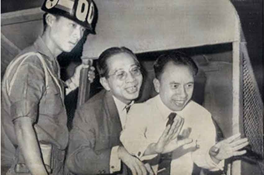 Huỳnh Văn Trọng (giữa) và Vũ Ngọc Nhạ đùa vui sau khi lãnh án 20 năm