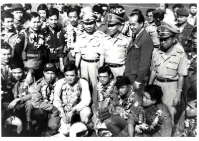 Hình chụp các phi công Bắc phạt trở vè. Phượng Hoàng Rosa Lê Như Hoàn đứng ở góc bên trái